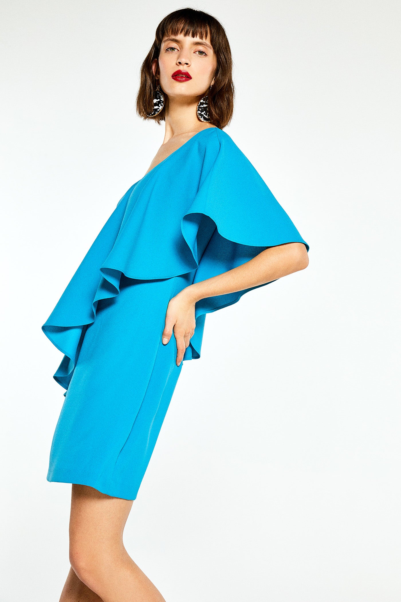 Vestido con una manga y volante, de Sfera: 19,99 euros.