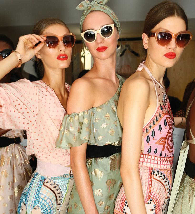 Durante tiempo ha habido leyendas urbanas sobre a quién favorecían y a quién no. Las morenas de piel blanca parecían las candidatas perfectas para lucir el grana en la boca. Sin embargo, muchas de estas hipótesis carecen de fundamento.  Casi todas las mujeres pueden llevar este color. Solo hay una  excepción que siguen argumentando maquilladores y estilistas:  . Para estos el rojo puede no ser la mejor opción. Otra de las razones por las que algunas mujeres no se atreven a dar el salto es porque si no tienen los dientes muy blancos, parece que el contraste los amarillezca aún más. Para evitarlo, lo mejor es optar por un rojo que tenga un tono  un poco rosado y así se evitará ese efecto.