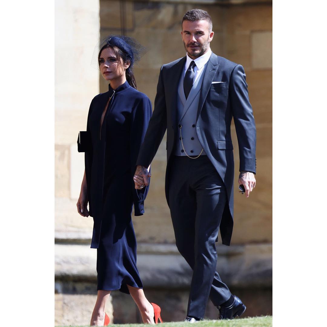 Mayo de 2018. El color azul marino funciona como pegamento para los Beckham. Recurrieron a él para la televisada boda entre Meghan Markle y el príncipe Enrique.