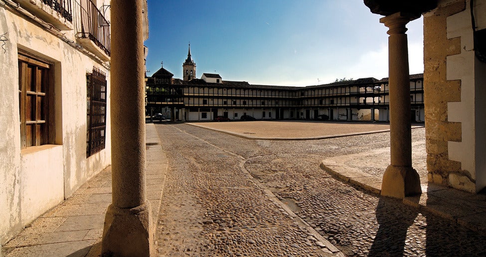Tembleque (Toledo): Tembleque es uno de los pueblos manchegos referencia de las plazas ideales de La Mancha. Además de la Casa de las Cuatro Torres, la Iglesia de Nuestra Señora de la Asunción, y su ayuntamiento, es de visita obligatoria su Plaza Mayor con sus balconadas de madera y sus varias plantas.