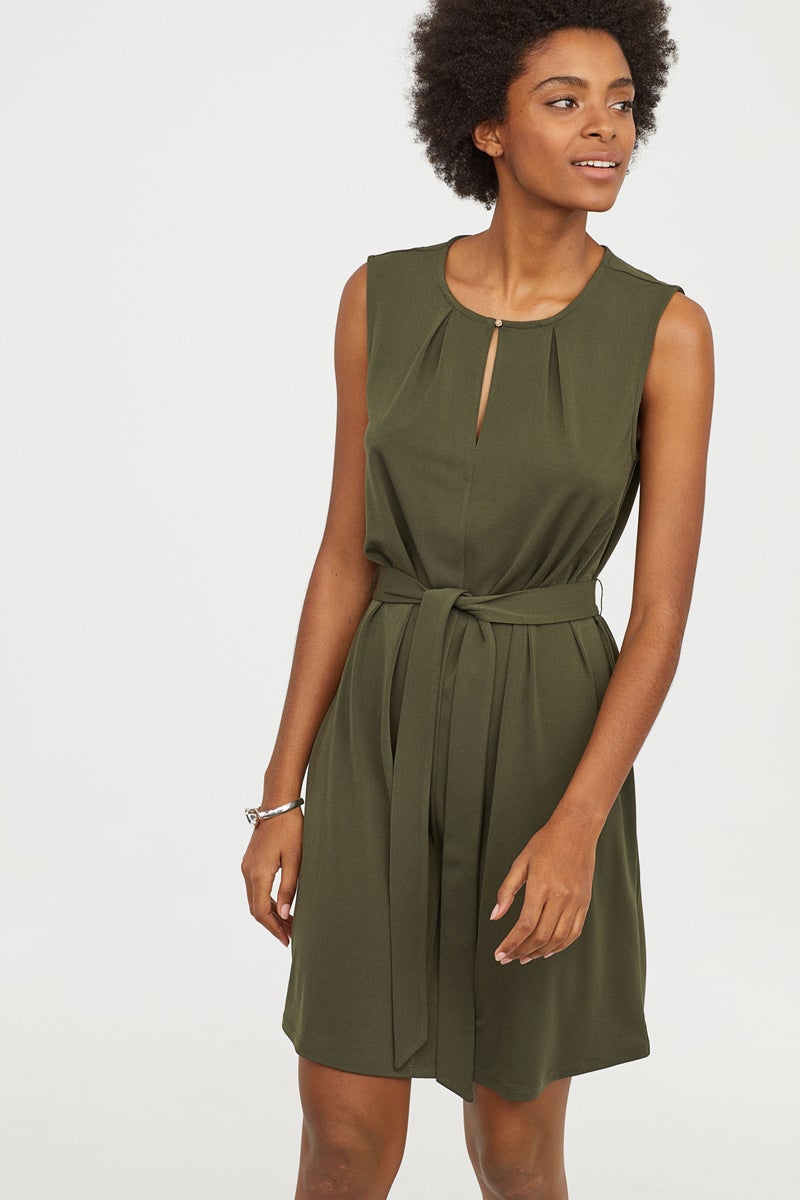 H&M también tiene varios vestidos muy informales y en rebajas en color verde oliva, pero nos quedamos con este, con un punto más de sofisticación, por 19,99€
