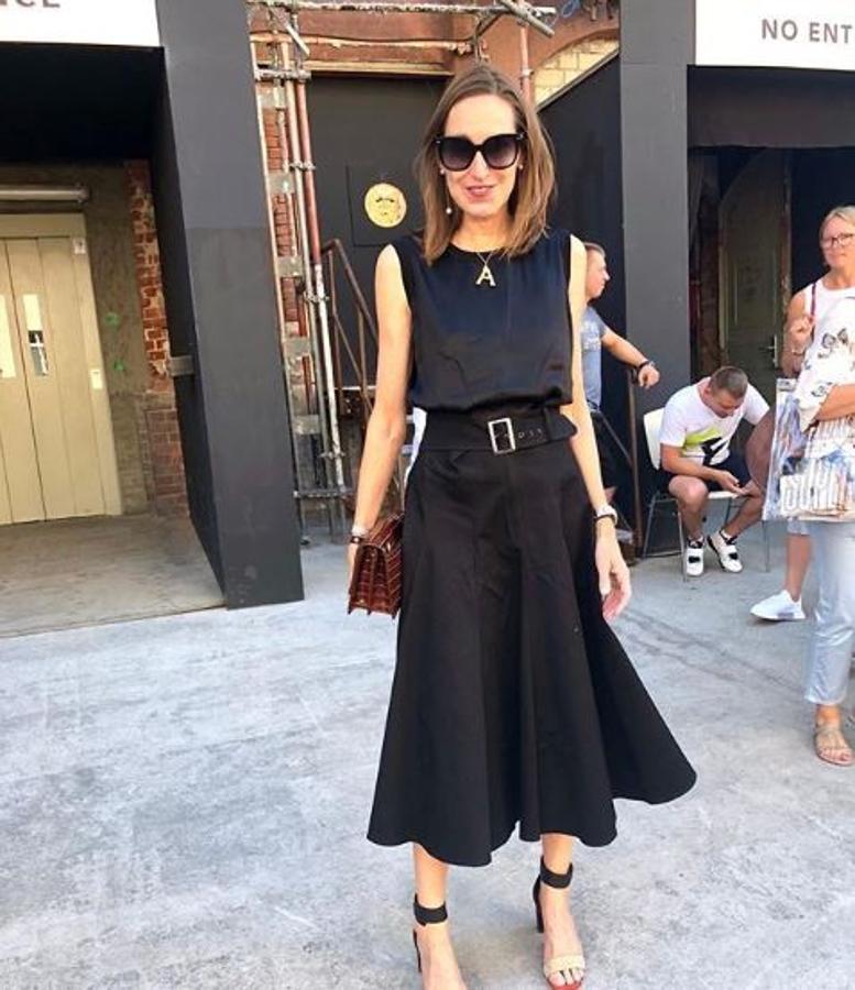 La influencer Anette Weber lleva su inicial de Alphabet con muchos de sus últimos looks. Aquí destaca sobre un vestido negro.