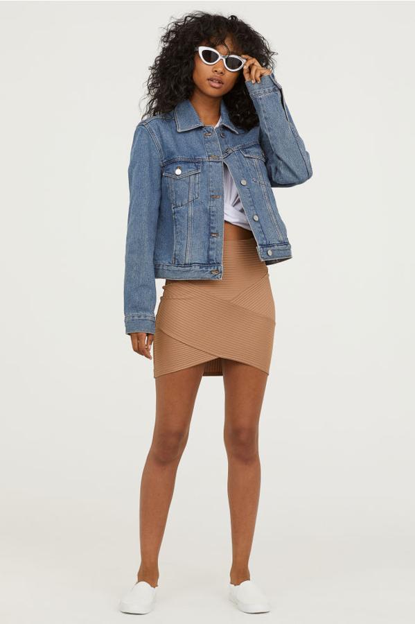 Minifalda ajustada en color beige, 9,99 euros.