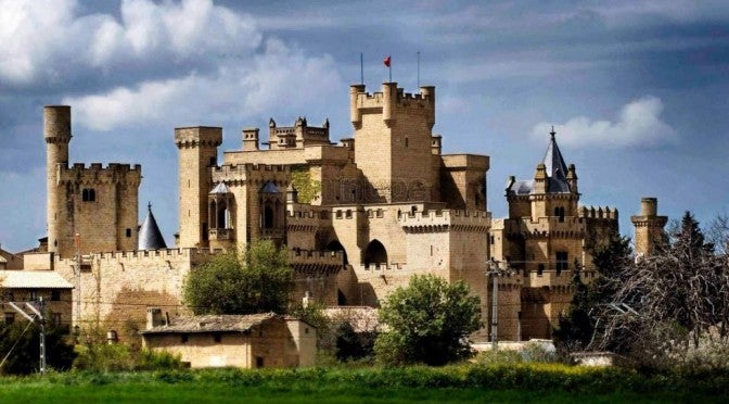 Déjate seducir por el amplio patrimonio artístico declarado Conjunto Histórico-Artístico de Olite. Su Palacio Real, sus galerías medievales y su entramado de callejuelas imposibles son dignas de visitar.