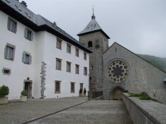 Roncesvalles es un pueblo formado por la evolución del Camino de Santiago al que debe su patrimonio como el Hospital de peregrinos, la capilla del Sancti Spiritus, la Real Colegiata de Santa María o la Iglesia de Santiago.