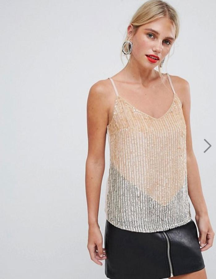 Top brillante en color nude y con tirante fino, 59,99 euros.