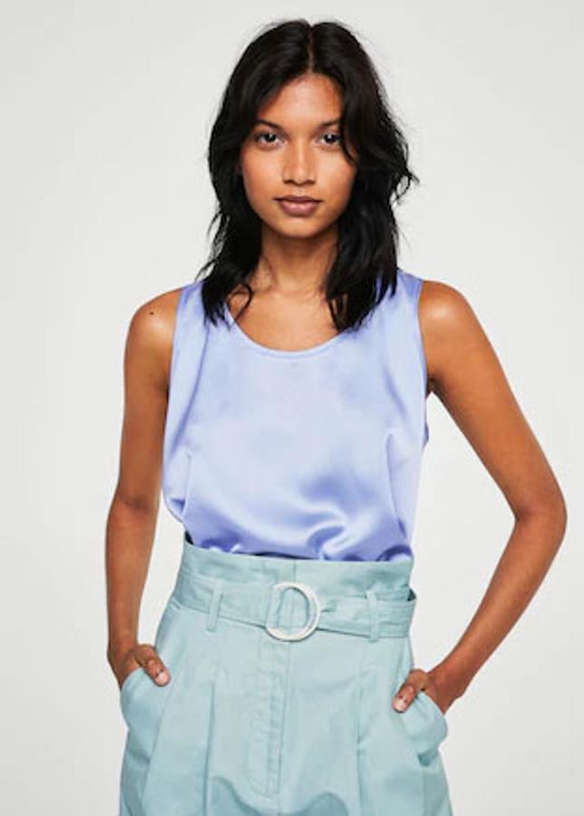 Top satinado en azul claro, 6,99 euros.