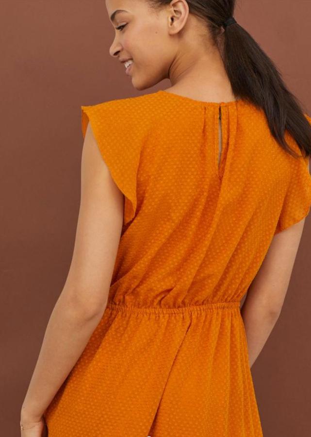 Vestido con mangas de volantes en color mostaza, 29,99 euros.