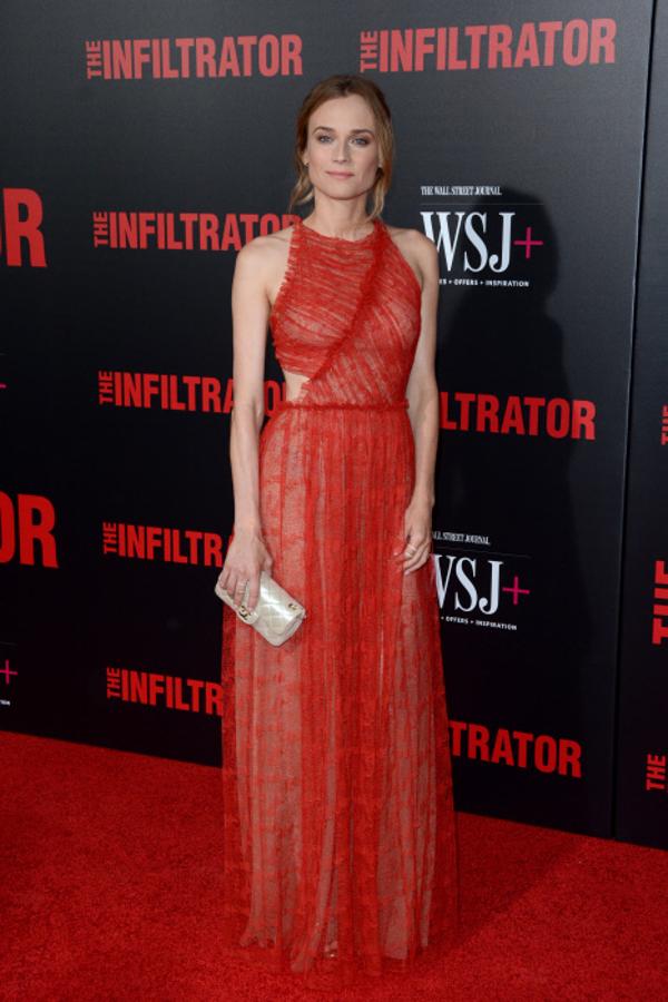 Con un vestido rojo de tul, de Jason Wu.