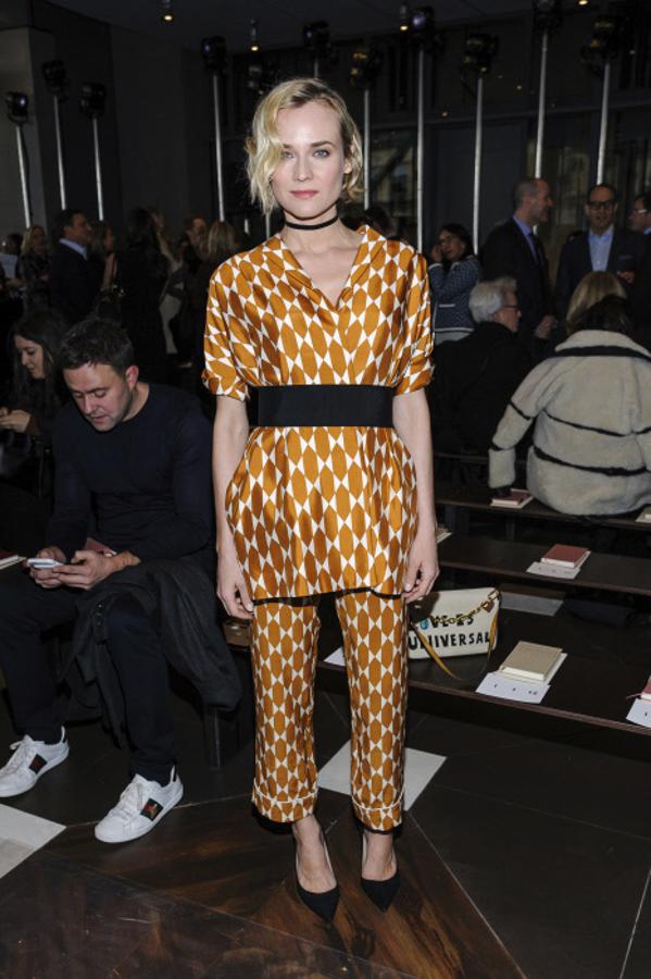 Con look pijamero de Tory Burch en el desfile de la diseñadora.