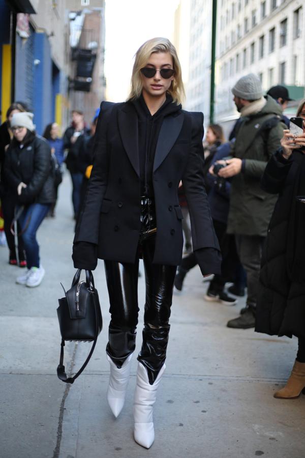 Una de sus prendas 'must' es la típica americana. Lo lleva con mucho estilo. Y se anima a sacar los 'looks' de la pasarela a la calle.
