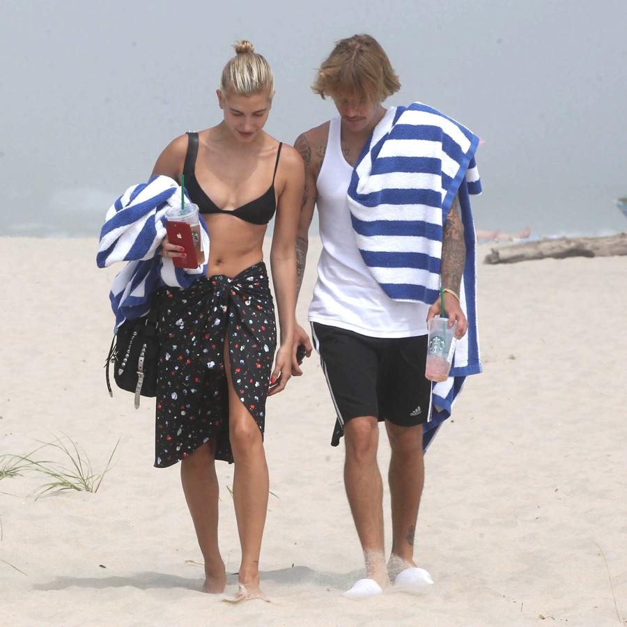 Hailey Baldwin se ha comprometido con Justin Bieber. Ellos tardaron dos días en confirmar oficialmente la noticia, pero el padre de la modelo, Stephen, la felicitó públicamente. Hailey luce un anillo de diamantes con el que dio la alerta del compromiso. La pareja se dejó ver durante sus vacaciones en las Bahamas.