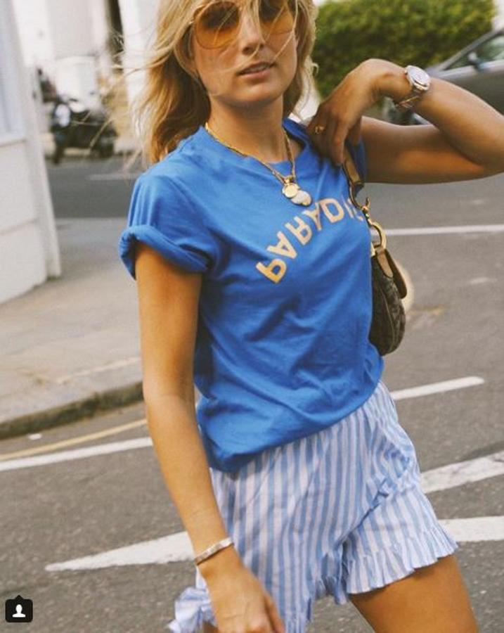 Pantalón pijamero de rayas y camiseta informal. Asi es el look de verano de Lucy Williams.