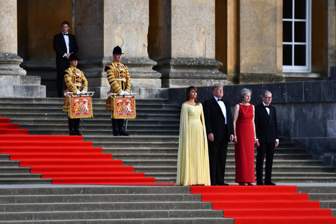 Con un maravilloso plisado, escote 'off the shoulders' y mangas capa, el diseño amarillo de J.Mendel por el que apostó Melania Trump en su primera cena de gala en Londres, en realidad, tiene un parecido mucho maypr con el vestido de una princesa de las de verdad...