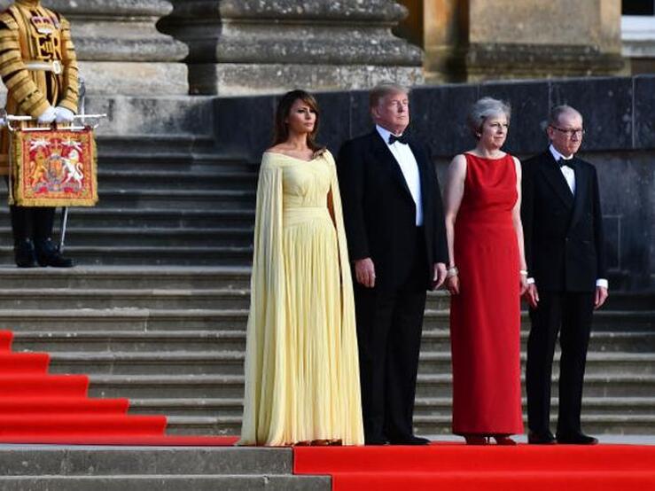 Fotos: El vestido princesa de Melania Trump (y su guiño de estilo a Lady Di en Londres)