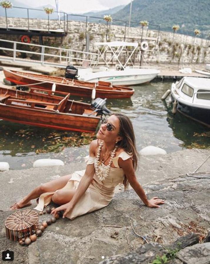 Paula Ordovás siempre está entre nuestras favoritas. Y más aún con este vestido de lino y bolso de Cult Gaia.