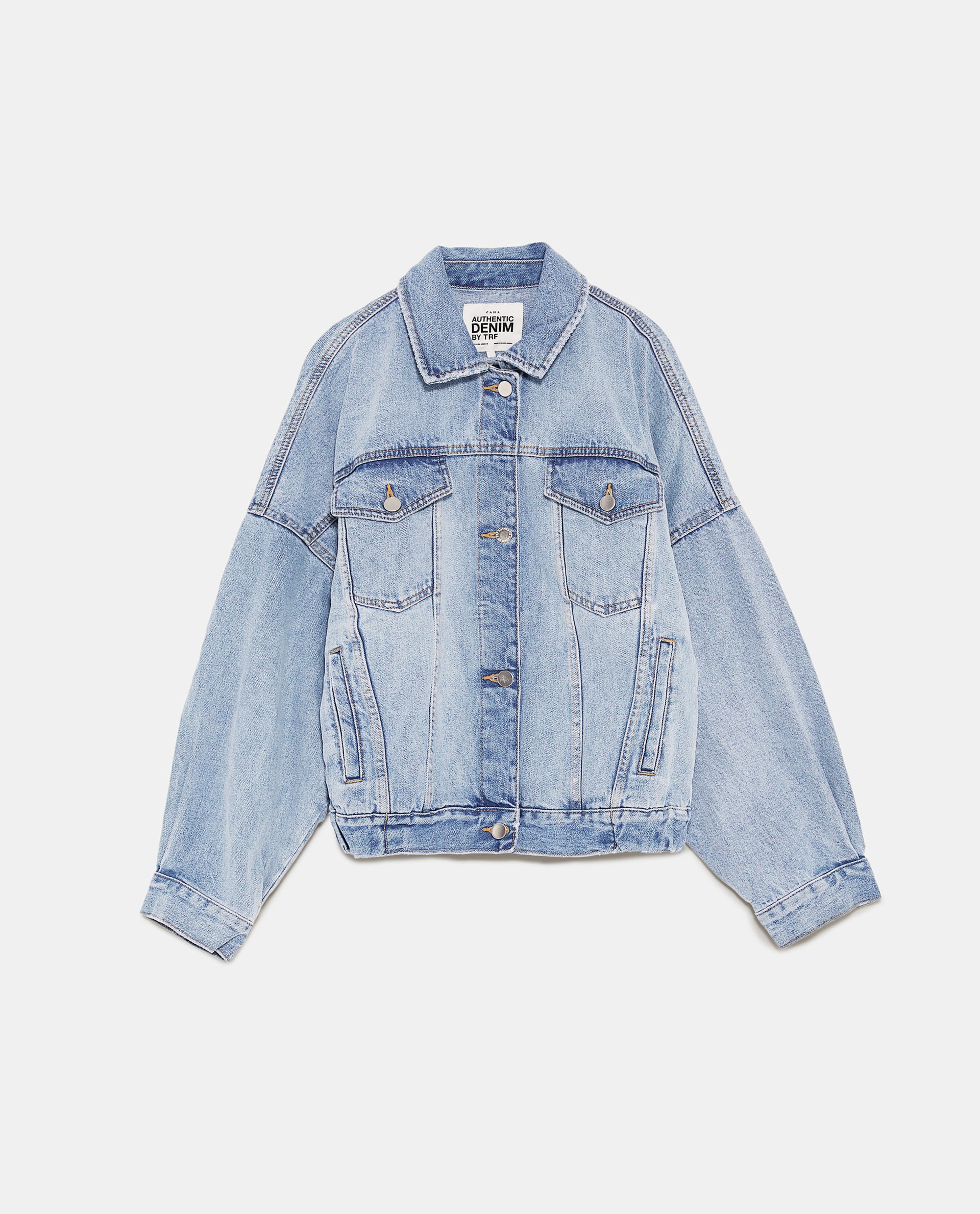 Cazadora denim con volumen y ancha, de Zara: 29,95 euros.