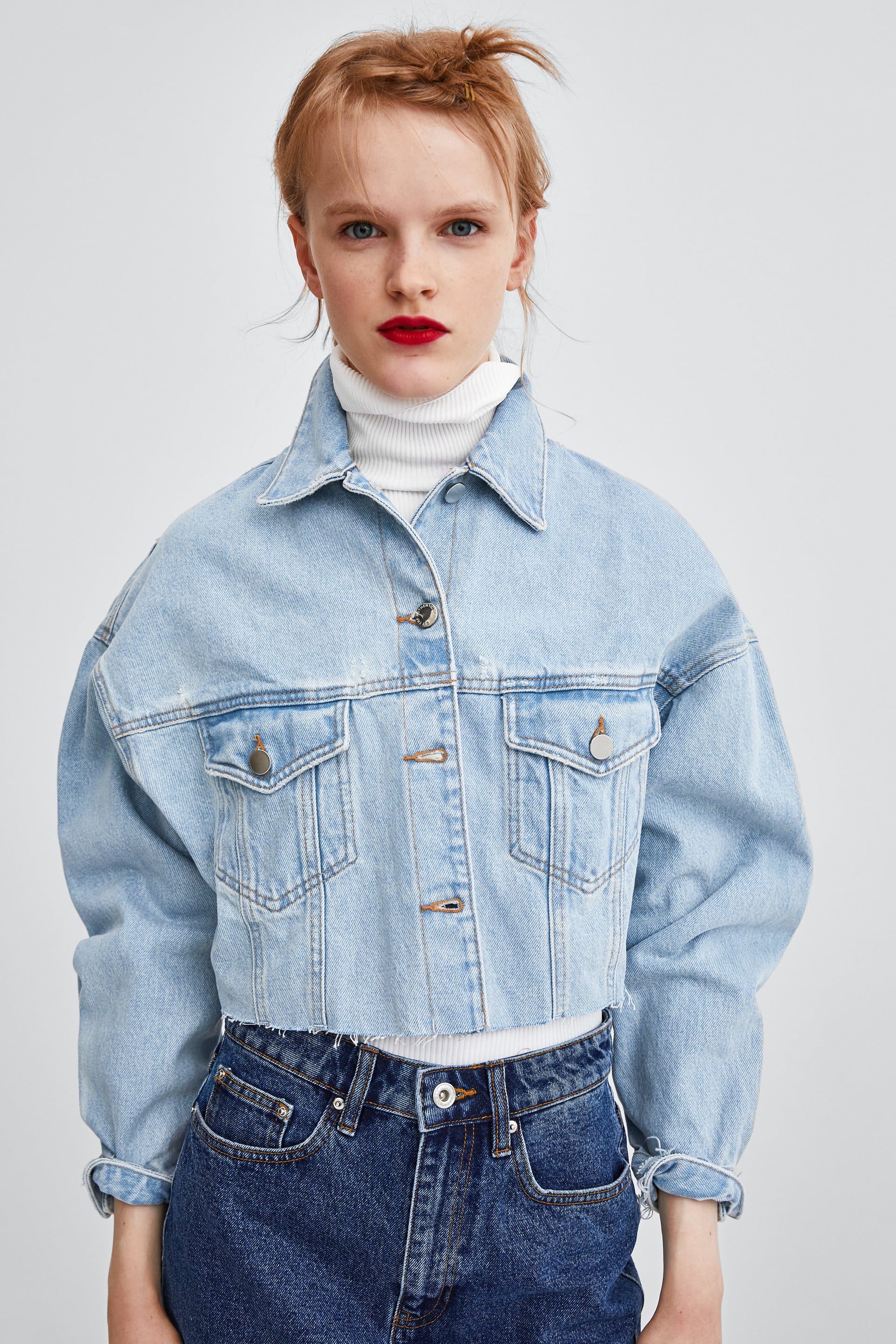 Vestido con cuello halter y flecos de Zara: 79,95 euros.