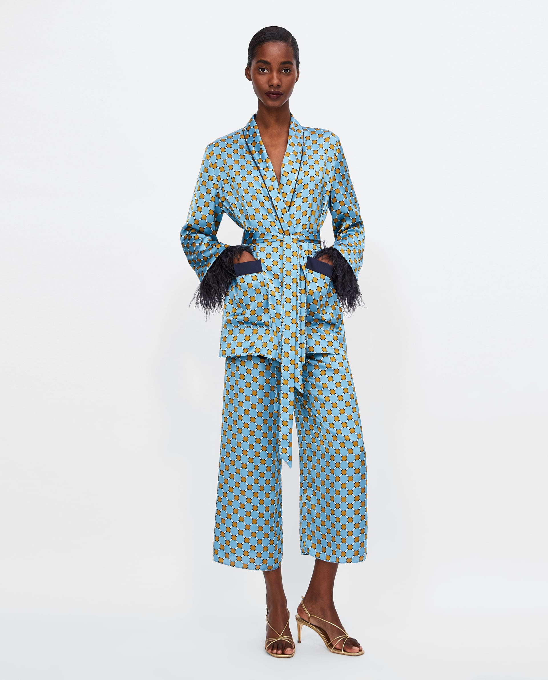 Vestido de punto con raja lateral de Zara: 39,95 euros.