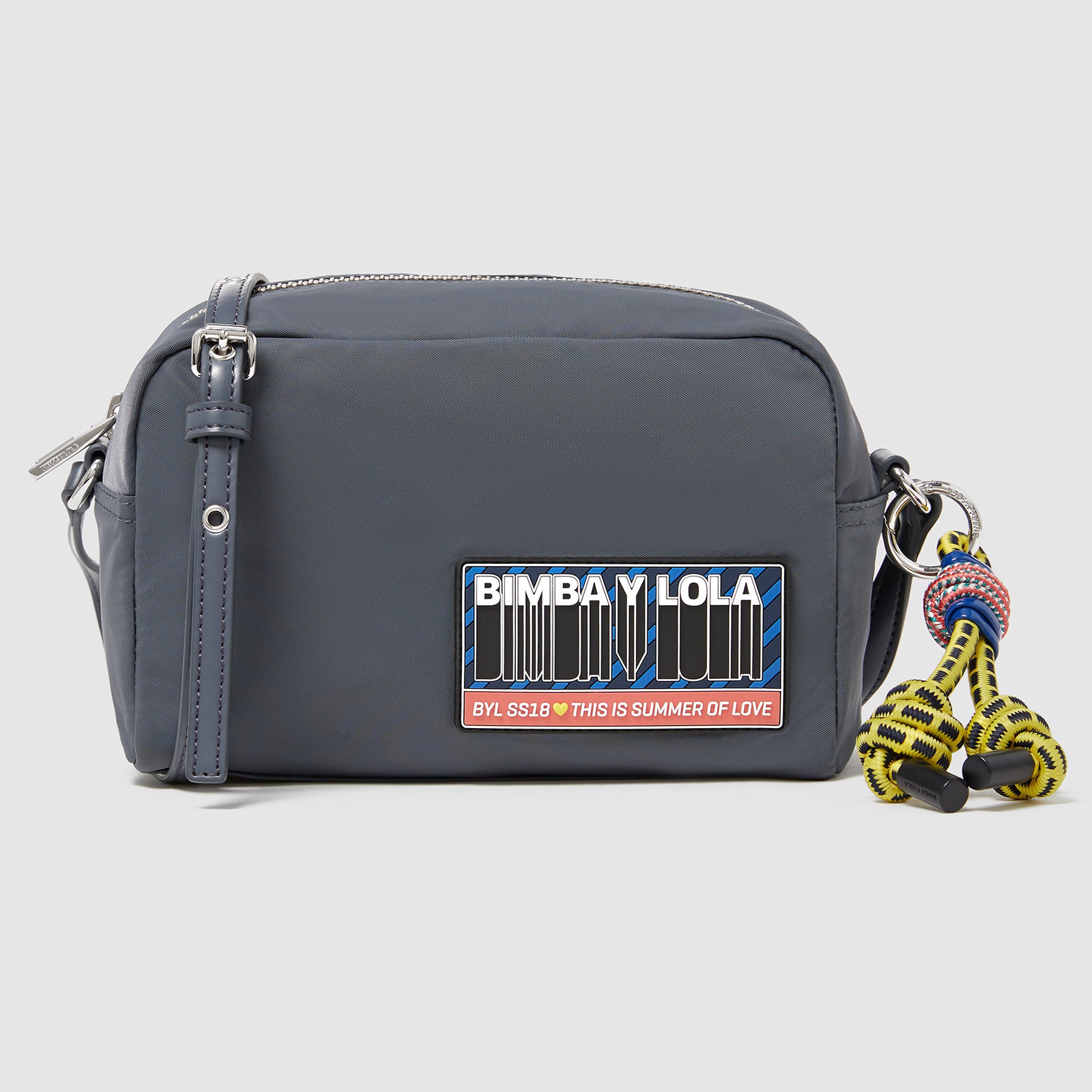 Bolso bandolera rectangular en color gris con chapa de Bimba y Lola: 41 euros.