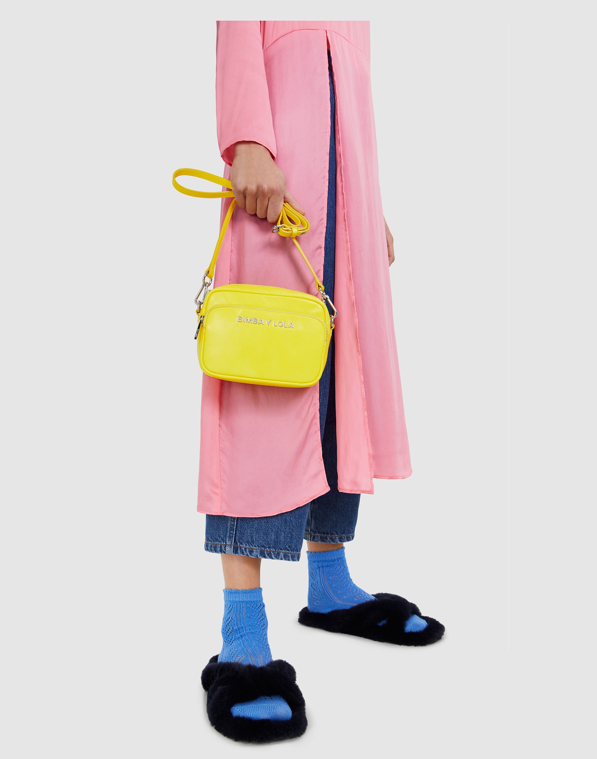 Bolso bandolera de piel en color amarillo de Bimba y Lola: 100 euros.