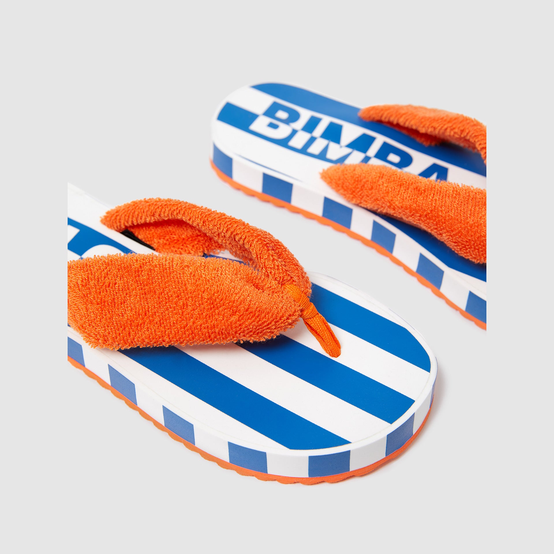 Chancla con rayas y tela de toalla de Bimba y Lola: 17 euros.