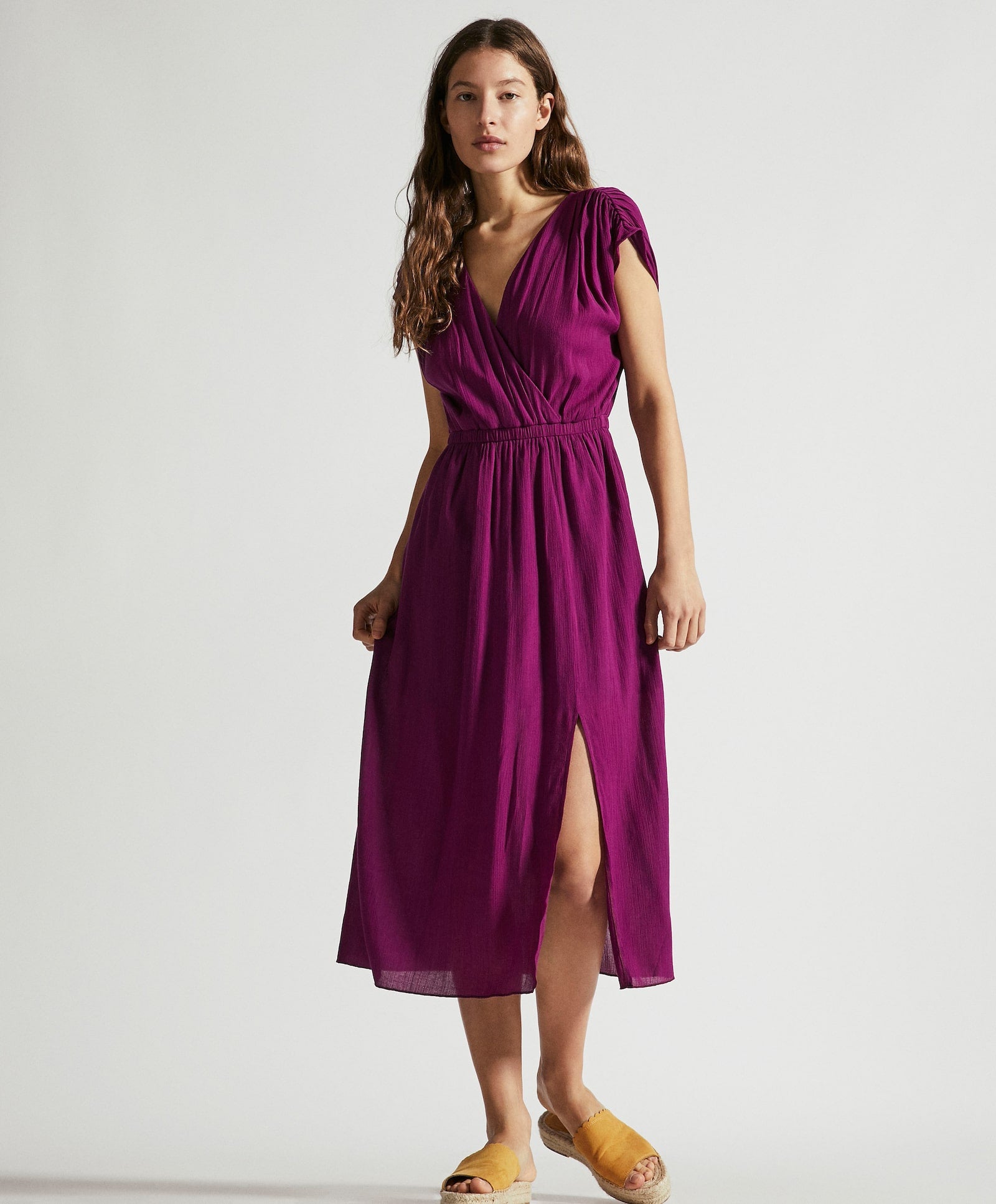 Vestido largo cruzado de Oysho: 29,99 euros.