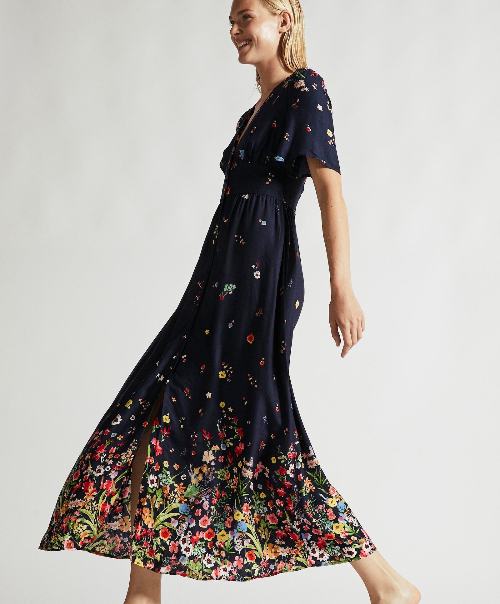 Vestido largo con botones y estampado floral de Oysho: 35,99 euros.