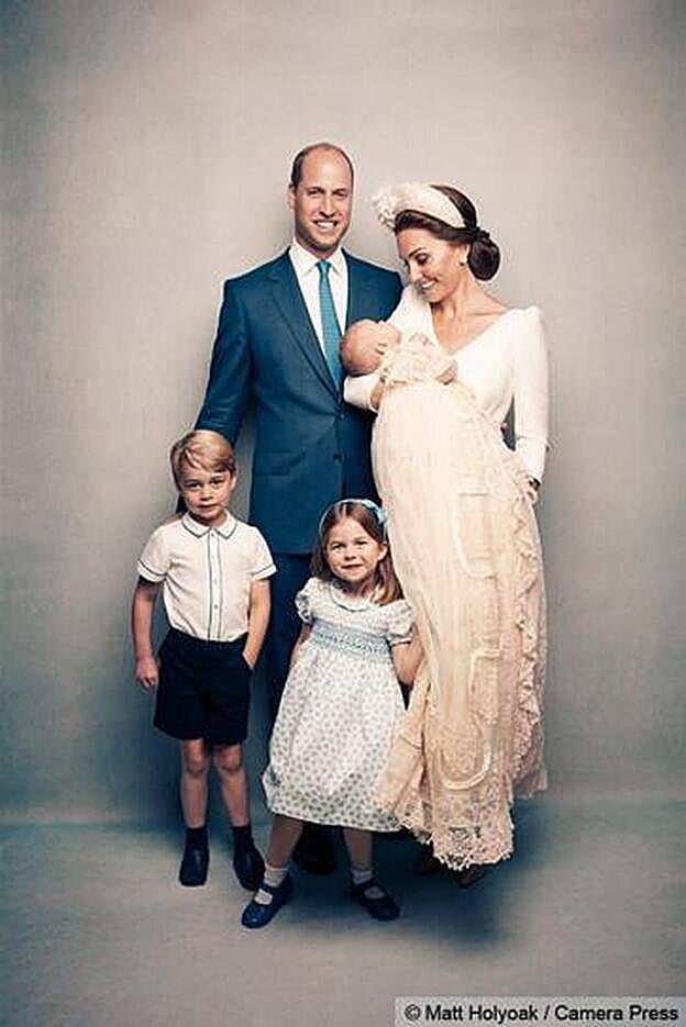 Los duques de Cambridge, Guillermo y Kate Middleton, con sus tres hijos, George, Charlotte y Louis posando para la cámara de Matt Holyoak durante el bautizo de Louis.