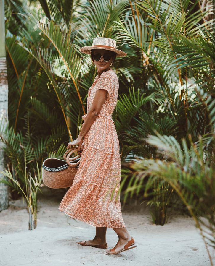 Maxi vestido con botonadura central, estampado floral y volantes ( modelo Alexa dress ), 89 euros.