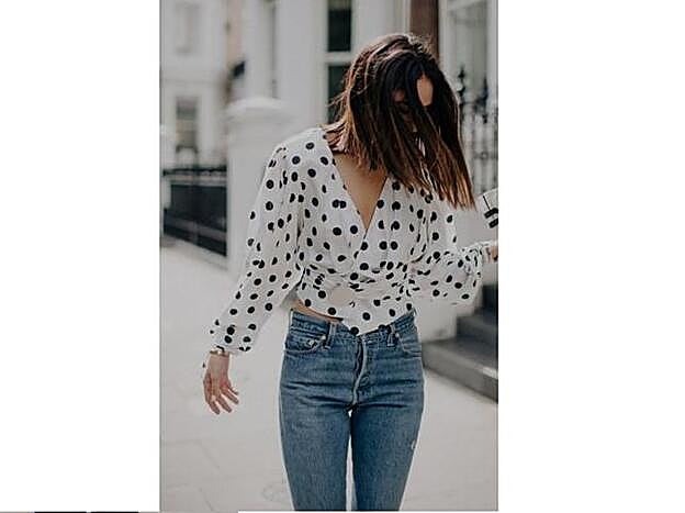 Blusa de puntos cruzada de Jacquemus.