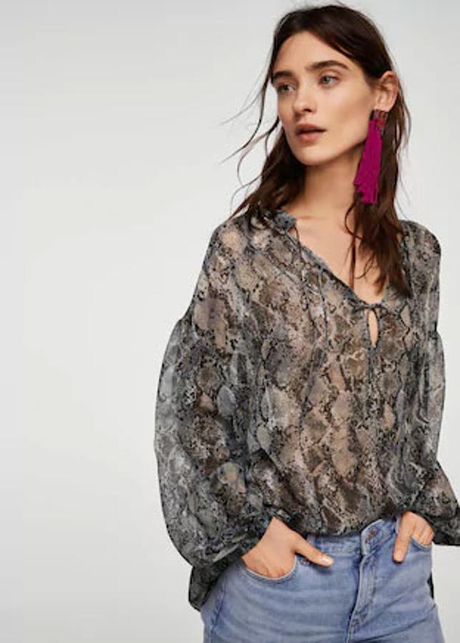 Blusa semitransparente con 'animal print' de serpiente, 15,99 euros.