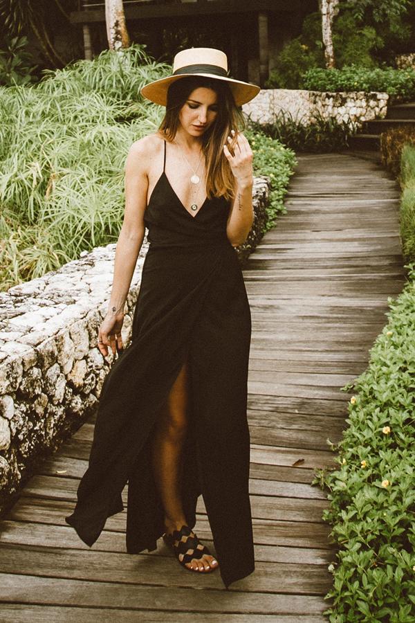 Vestido largo cruzado de tirante fino y en color negro ( modelo Brooklyn wrap dress ), 49 euros.