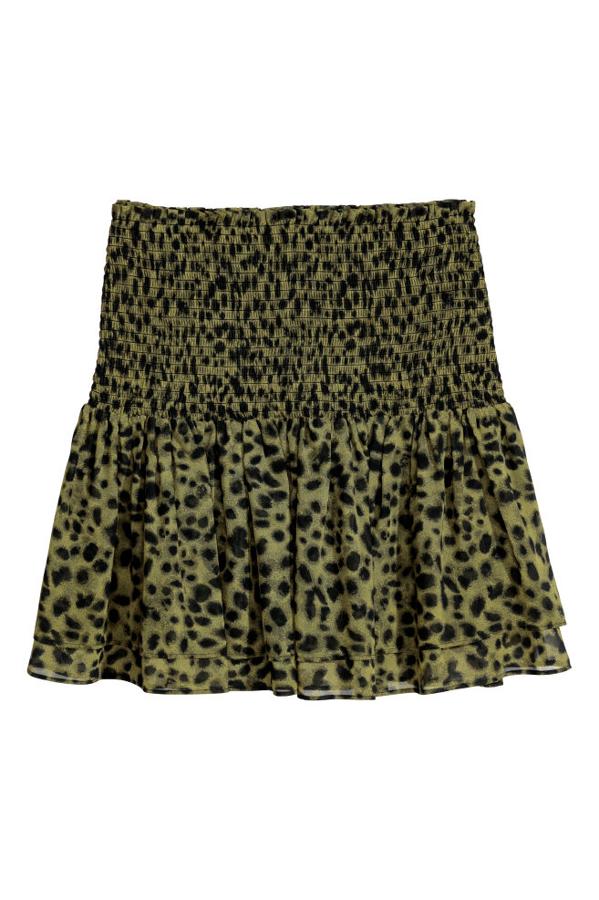 Falda con fruncido y estampado de leopardo en color verde, 16,99 euros.