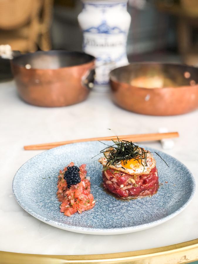 Con Kimchi, kizami wasabi, huevo de codorniz y pico de gallo.
