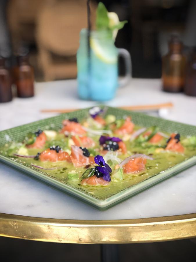 Con gelatina de ponzu y leche de tigre al jalapeño.