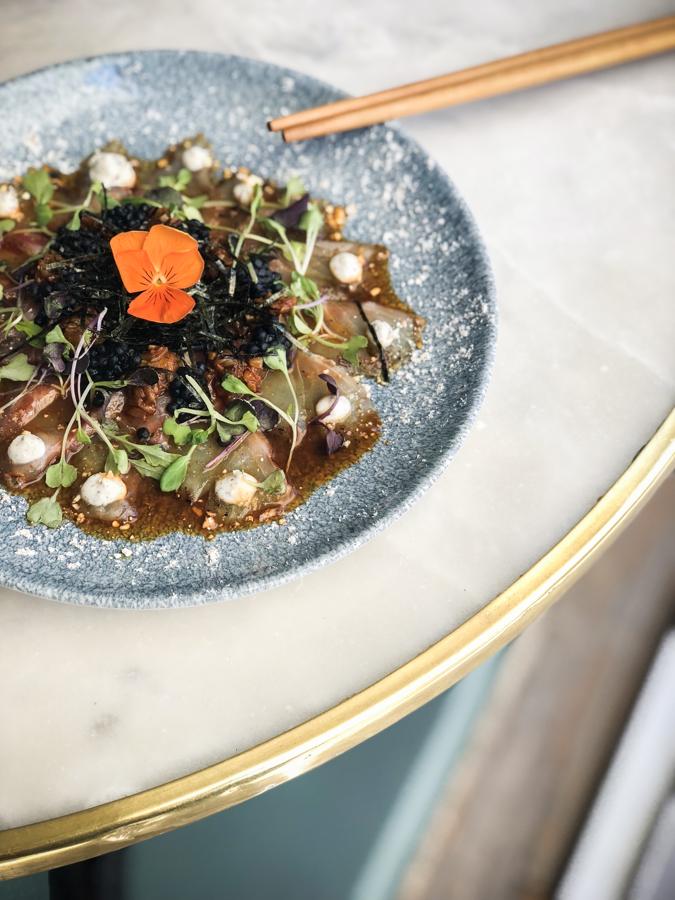 Con crema de ricota trufada, sofrito de hinojo y espárrago.