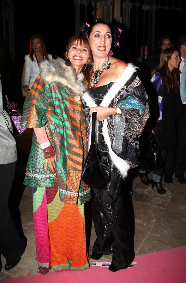 Son amigas y chicas Almodóvar. Las carcajadas y la mirada cómplice entre ambas lo dice todo.