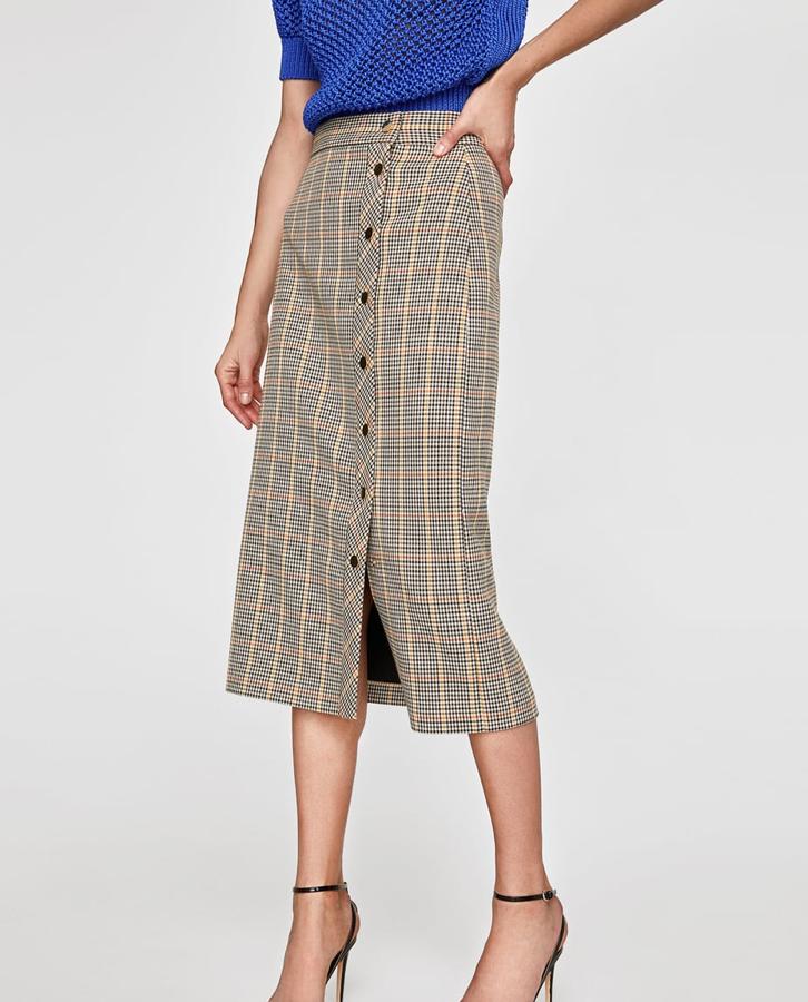 Falda de tubo con diseño de cuadros en color beige y botonadura central, 19,99 euros.