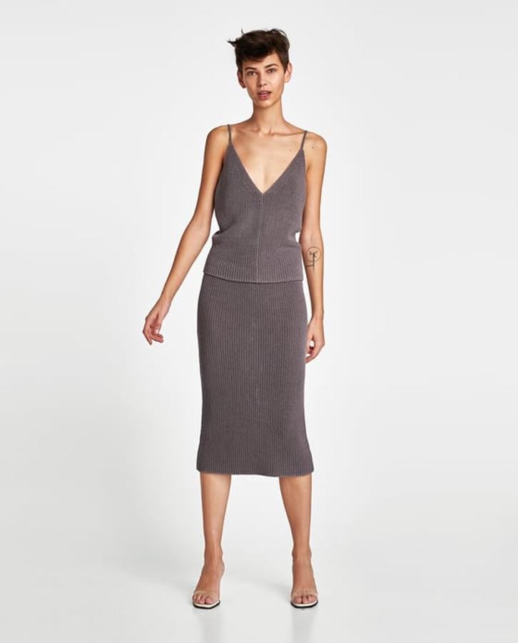 Falda de tubo en color plomo y de punto, 15,99 euros.