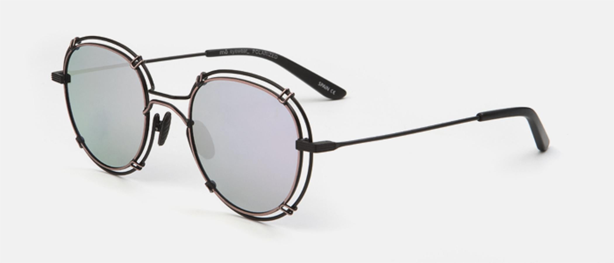 Estas gafas de sol unisex de Mó de Multiópticas cuentan con estructura metálica de doble aro y con lente morada. ¿Su precio? 69 euros.