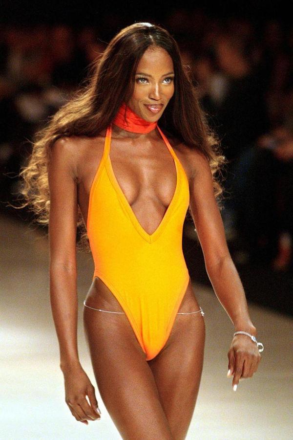 Y aunque parezca que lo han inventado las modelos en este 2018, no es así. En los 90, el bañador se llevaba ya así, subidito. Para muestra, Naomi Campbell.