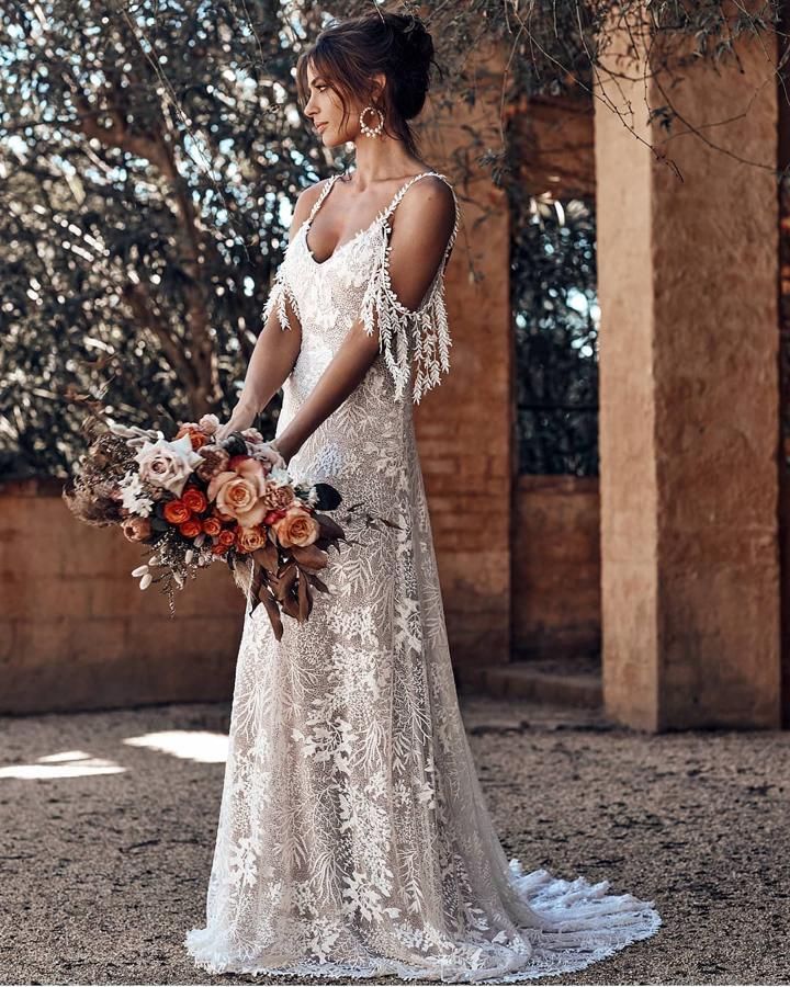 También apostamos por la sensualidad del encaje y las transparencias para el vestido de novia de Pilar Rubio. Y este de Grace loves Lace podría ser una opción perfecta.