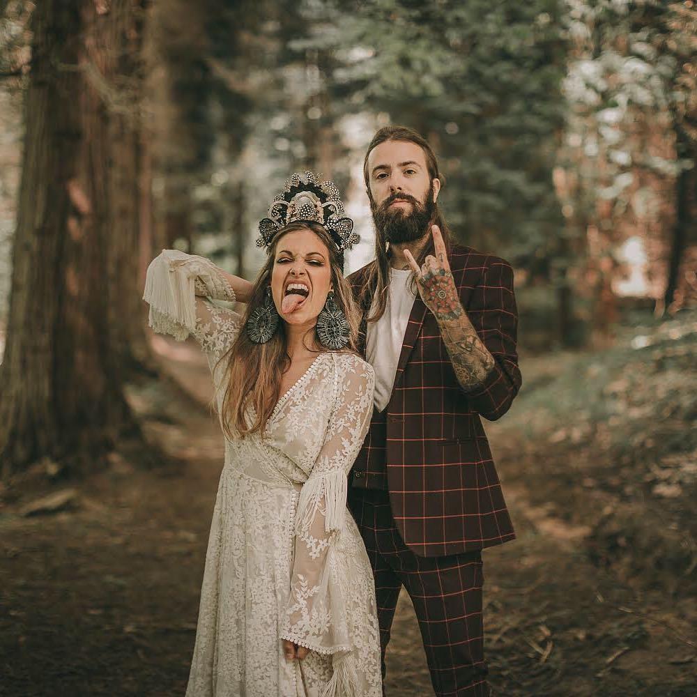 Qué queréis que os digamos, es ver esta foto y ver en ella a Pilar Rubio vestida de Immaclé y a Sergio Ramos con un traje de novio tan original como este....