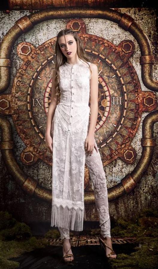 ¿Y si se atreve con un conjunto de pantalón como este de Jordi Dalmau? ¡Nos dejaría a todas con la boca abierta!