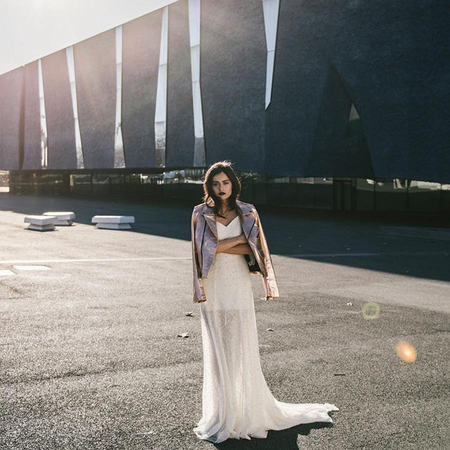 La delicadeza de los vestidos de novia de Otaduy combinan a la perfección con las cazadoras de cuero que tanto le gustan a la presentadora, así que nos podemos imaginar ideal a Pilar Rubio con este look el día de su boda.