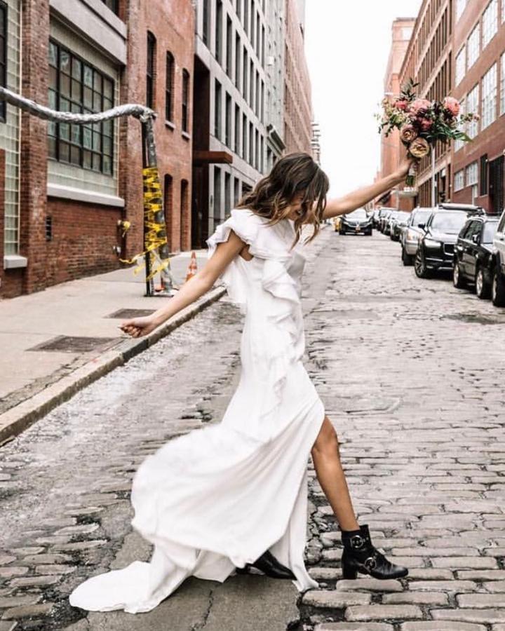 Las botas moteras son una de las señas de identidad del estilo de Pilar Rubio. Nos encantaría verla con este look y este vestidazo de novia de Rime Adoraky.