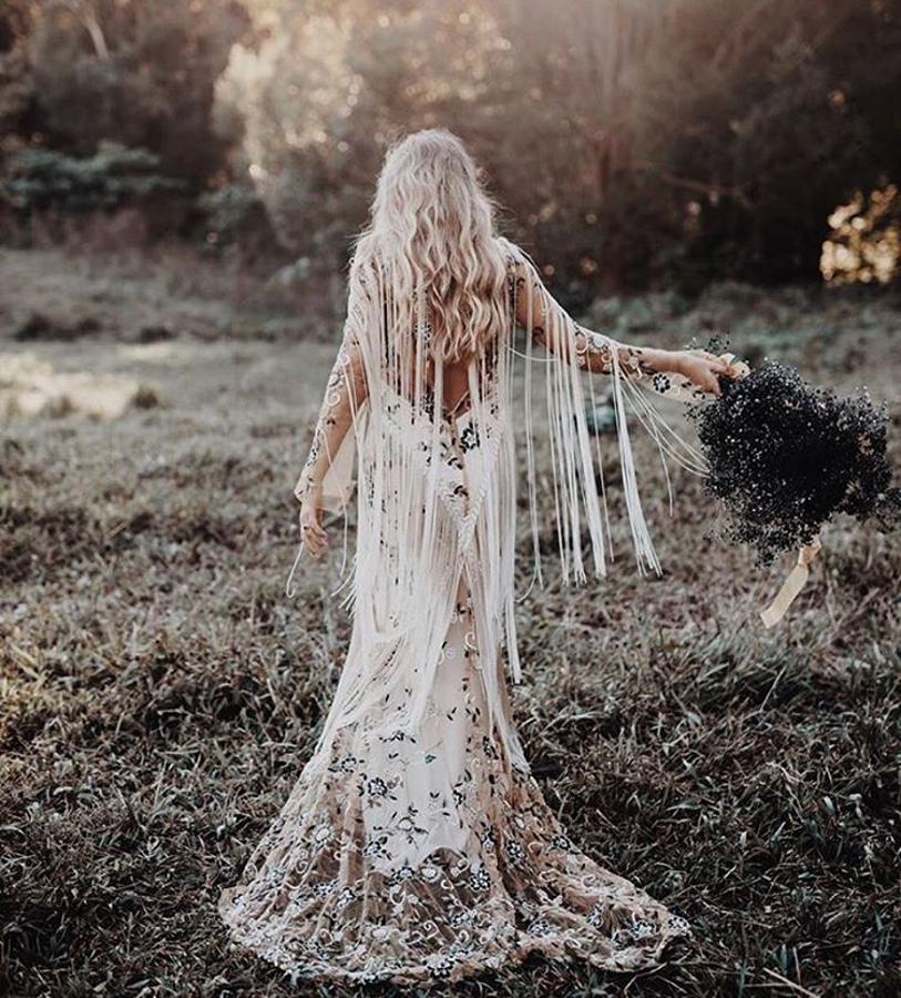 Aires folk, flecos de inspiración rockera, transparencias y un impresionante escote a la espalda. Pilar Rubio estaría espectacular con este vestido de Rue de Seine Bridal.