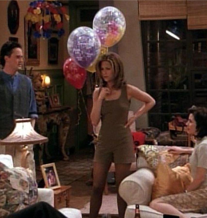 Los monos cortos son una de las tendencias que más triunfan este verano y ¿por qué no...? También en invierno. Rachel nos lo demostro con este mono con medias.