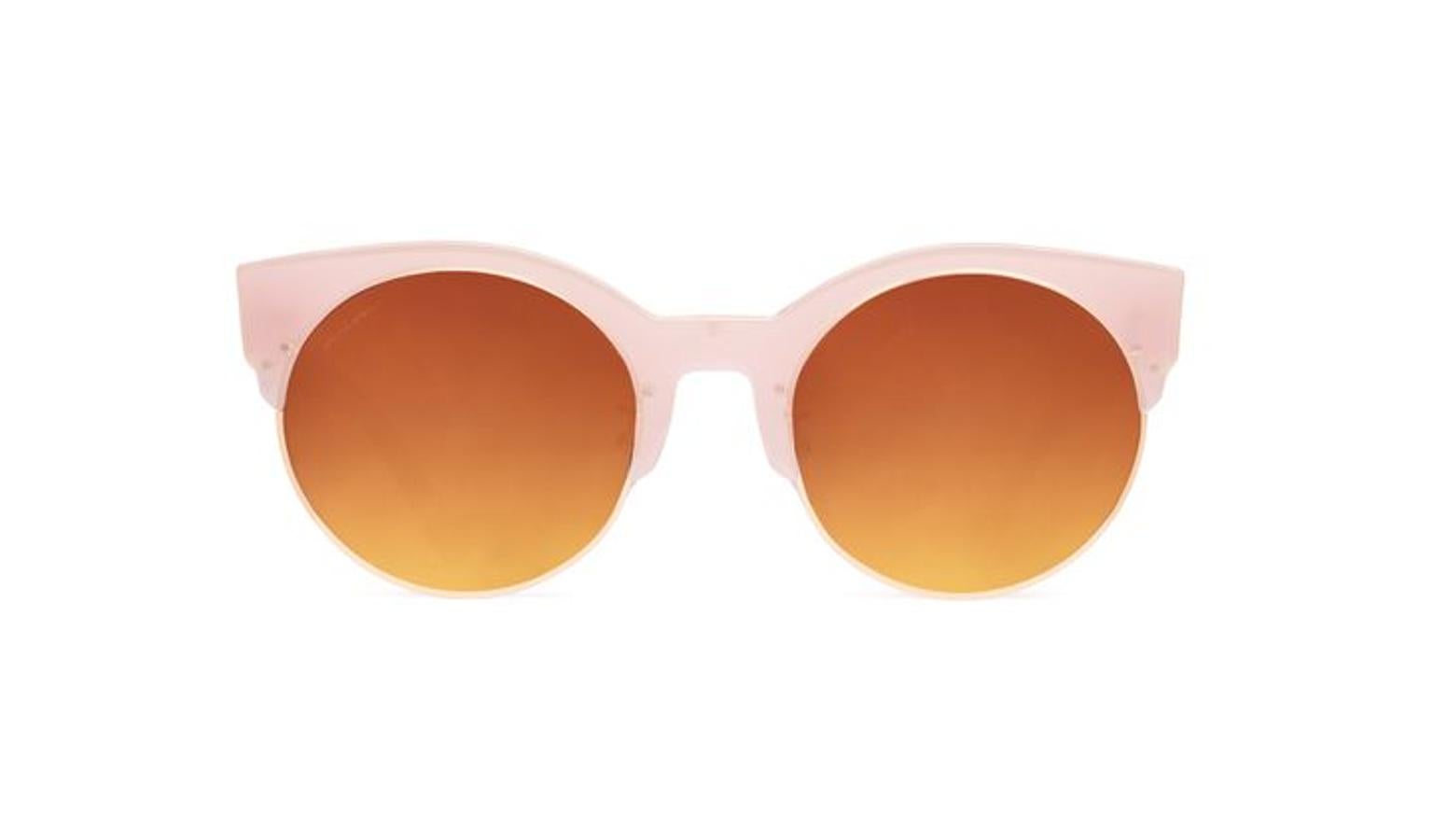 Este modelo de Miss Hamptons en tono pastel y cristales color miel es ideal para reinventar la mirada felina de las gafas ojo de gato. ¿Su precio? 32 euros.